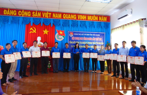 Đồng chí Nguyễn Thị Uyên Trang - Bí thư Tỉnh Đoàn tặng bằng khen của Trung ương Đoàn cho các đơn vị có thành tích xuất sắc trong họat động công tác Đoàn và phong trào thanh thiếu nhi năm 2016